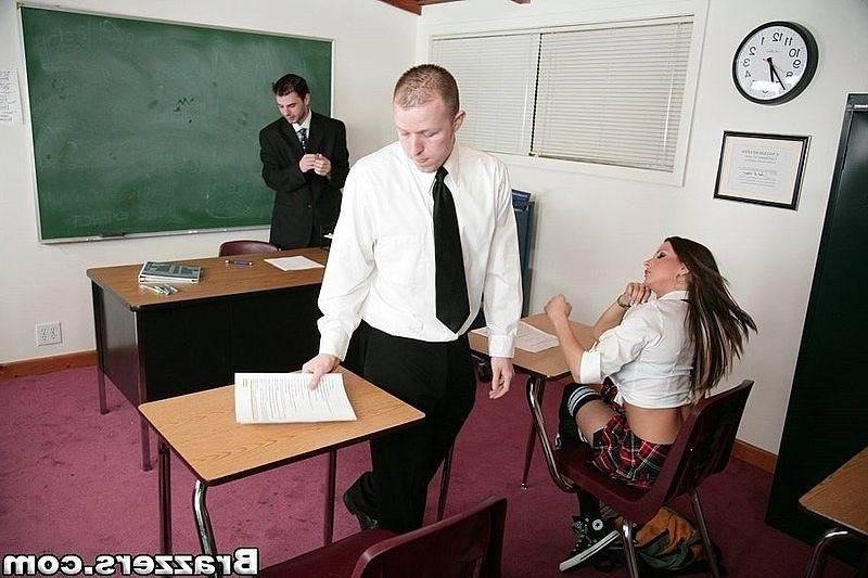 Преподаватель трахнул развратную студентку прямо в классе