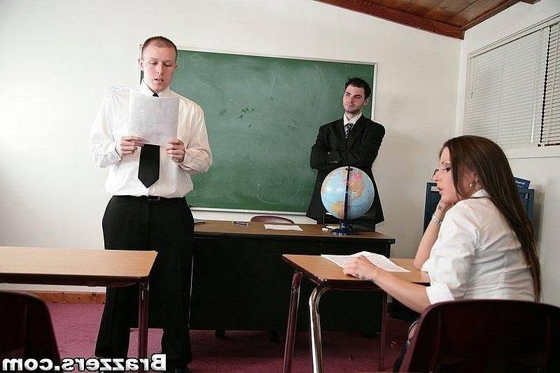 Преподаватель трахнул развратную студентку прямо в классе