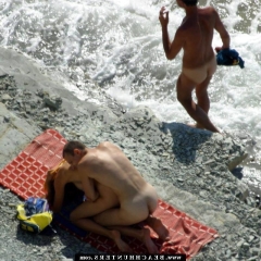 Секс молодых нудистов на пляже 9 фото