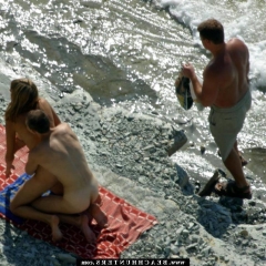 Секс молодых нудистов на пляже 8 фото