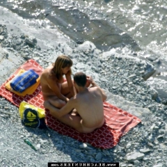 Секс молодых нудистов на пляже 13 фото