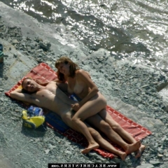 Секс молодых нудистов на пляже 12 фото