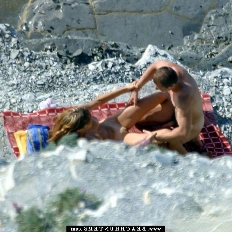 Секс молодых нудистов на пляже фото
