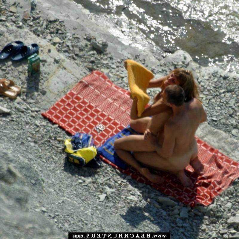 Секс молодых нудистов на пляже фото