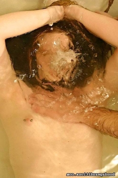 Девушку мучают в ванной 11 фото