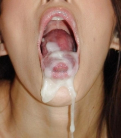 Горячая сперма попадает в рот молодым девицам 4 фото