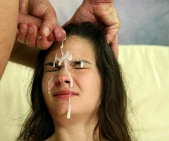 Парни обильно поливают лица подружек своей спермой 7 фото