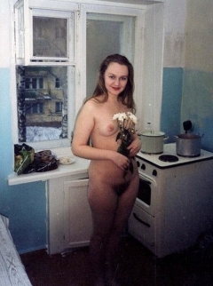 Частные снимки голых девок на диване 8 фото