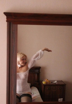 Белокурая милфа танцует стриптиз дома 1 фото