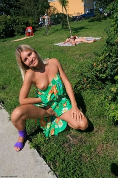 Улыбчивая блондинка на набережной сняла с себя зеленое платье 17 фото