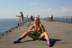 Улыбчивая блондинка на набережной сняла с себя зеленое платье 38 фото