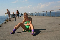 Улыбчивая блондинка на набережной сняла с себя зеленое платье 20 фото