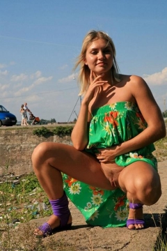 Улыбчивая блондинка на набережной сняла с себя зеленое платье 48 фото