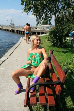 Улыбчивая блондинка на набережной сняла с себя зеленое платье 31 фото