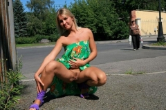 Улыбчивая блондинка на набережной сняла с себя зеленое платье 44 фото