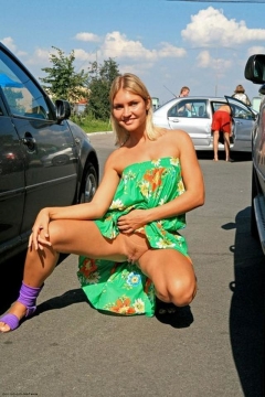 Улыбчивая блондинка на набережной сняла с себя зеленое платье 16 фото