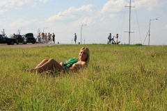 Улыбчивая блондинка на набережной сняла с себя зеленое платье 15 фото