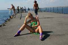 Улыбчивая блондинка на набережной сняла с себя зеленое платье 32 фото
