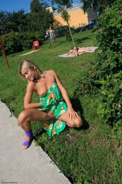 Улыбчивая блондинка на набережной сняла с себя зеленое платье 22 фото