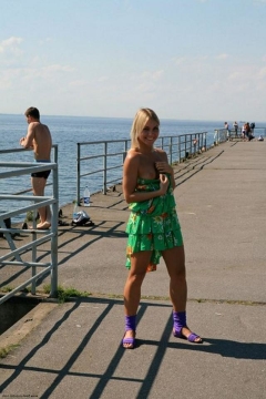 Улыбчивая блондинка на набережной сняла с себя зеленое платье 23 фото