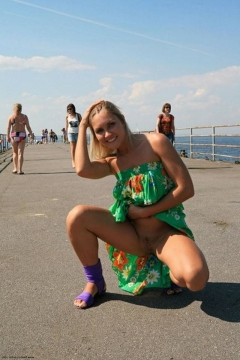 Улыбчивая блондинка на набережной сняла с себя зеленое платье 45 фото