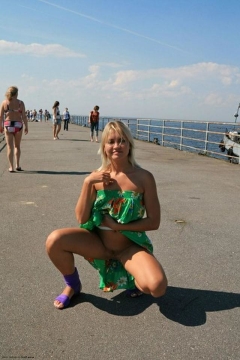 Улыбчивая блондинка на набережной сняла с себя зеленое платье 46 фото