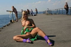 Улыбчивая блондинка на набережной сняла с себя зеленое платье 35 фото