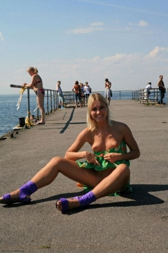 Улыбчивая блондинка на набережной сняла с себя зеленое платье 19 фото