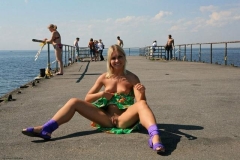 Улыбчивая блондинка на набережной сняла с себя зеленое платье 39 фото