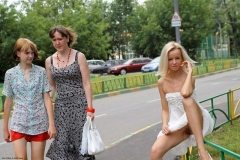 Миниатюрная блондинка посреди улицы показывает себя голышом 10 фото