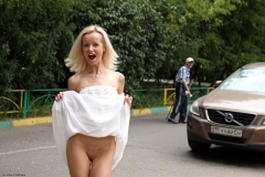 Миниатюрная блондинка посреди улицы показывает себя голышом 8 фото