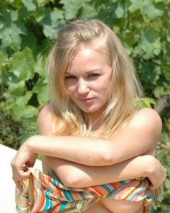 Россиянка с натуральной грудью 4 размера отдыхает в деревне 17 фото