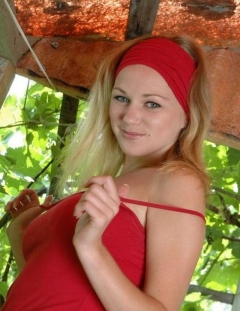 Россиянка с натуральной грудью 4 размера отдыхает в деревне 15 фото