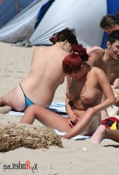 Раскованные девушки загорают топлес на пляже 14 фото
