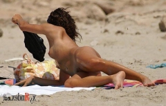 Раскованные девушки загорают топлес на пляже 13 фото