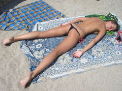 Красотка отдыхает в купальнике на пляже и показывает свои сиськи 18 фото