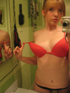 Привлекательная девица с большими дойками снимает себя перед зеркалом 1 фото