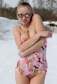 Голая леди постелила плед на снег и начала на нем позировать 6 фото