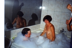 Проказницы светят сиськами в ванной комнате 8 фото