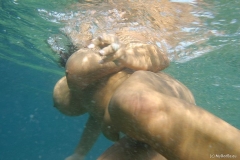 Приятельницы устроили эротическую фотосессию под водой 4 фото