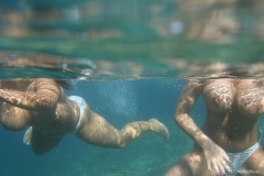 Приятельницы устроили эротическую фотосессию под водой 8 фото