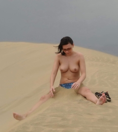 Отпускница релаксирует на пляже полностью обнаженной 3 фото