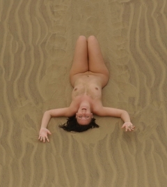 Отпускница релаксирует на пляже полностью обнаженной 12 фото