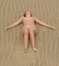 Отпускница релаксирует на пляже полностью обнаженной 7 фото