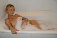 Худышка принимает пенную ванную 3 фото