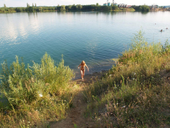 Велосипедисты повстречали у озера голую девушку 2 фото