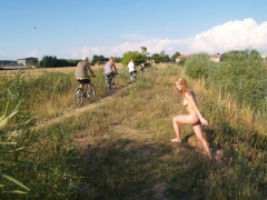 Велосипедисты повстречали у озера голую девушку 5 фото