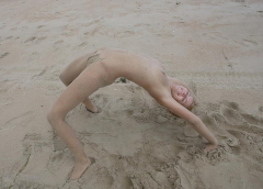 Блондинка попала на нудистский пляж 15 фото