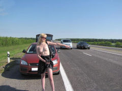 Попутчица соблазняет водителей голым телом 10 фото