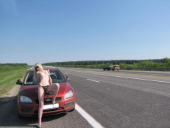 Попутчица соблазняет водителей голым телом 8 фото